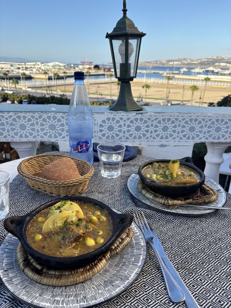 Deux tajines servis en terrasse, face au Port de Tanger