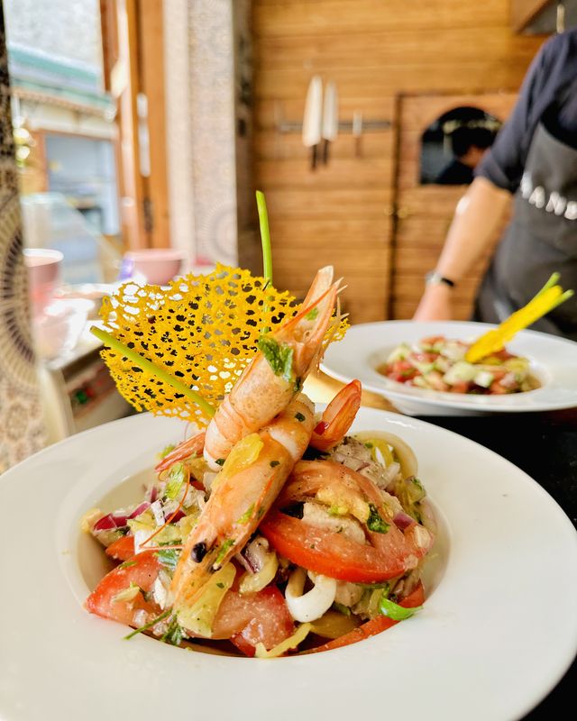 Salade de fruits de mer aux crevettes entières, dressée en cuisine