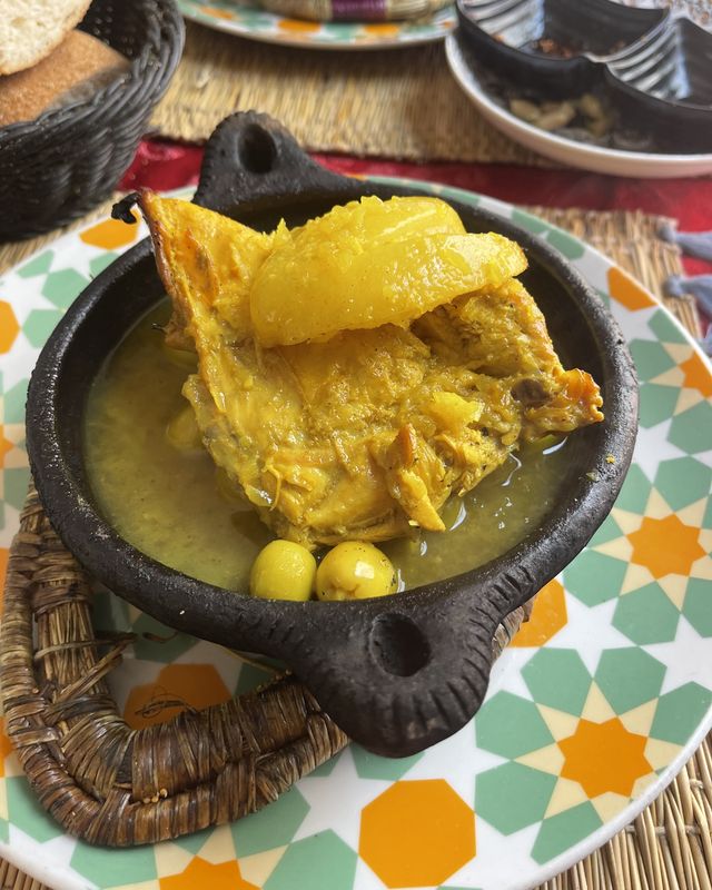 Tajine de poulet au citron confit et aux olives, servi en terre cuite